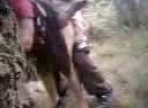 Дружбан снимает своего дружка который трахает в лесу азербайджанку